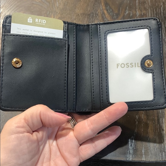 Fossil Logan Leopard Small Bifold Wallet NWT - Picture 4 of 5